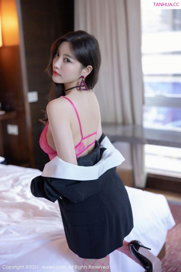 杨晨晨 sugar小甜心CC 性感女神杨晨晨 粉色魅惑镂空服饰第33张图片